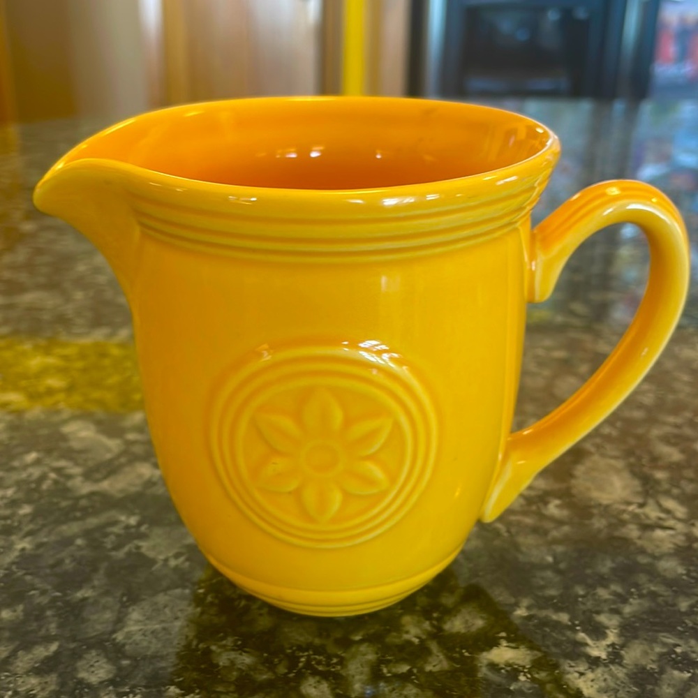 Oneida Petals Marigold Yellow
Embossed Band Flower Stoneware Creamer